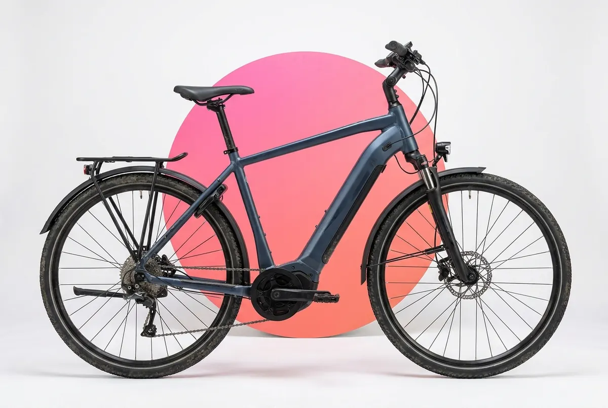 Imagen generada con IA: bicicleta eléctrica de trekking genérica, sin marca, con la batería en el tubo diagonal